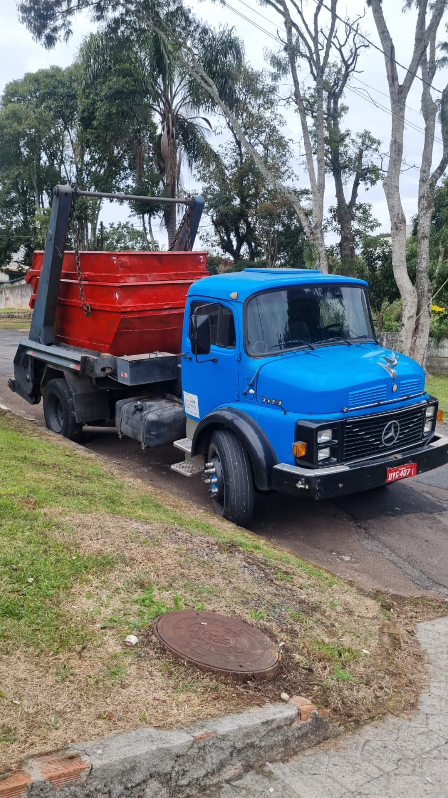Caminhão da Ari Caçambas para atendimento na Região Metropolitana de Curitiba